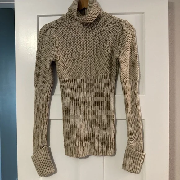 Gray Turtleneck sweater with cuff sleeves. - Picture 5 of 5